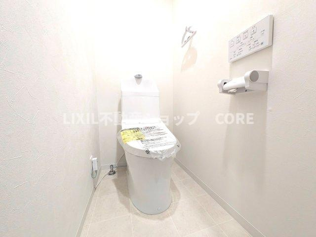 見た目もスッキリとしたデザインのトイレには温水洗浄暖房便座付き。