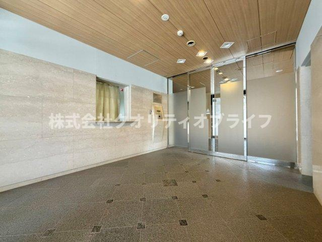 オートロックや防犯カメラがしっかりと設置された安心感のあるエントランス。