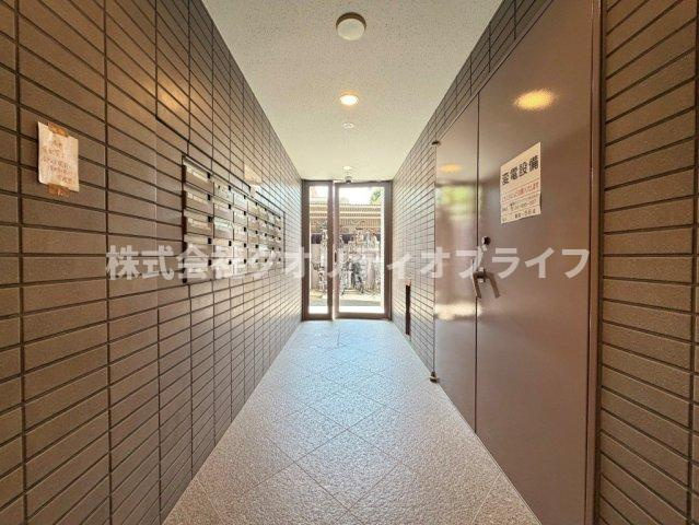 雨風の影響を受けず、まるでホテルのような高級感が漂うスタイリッシュな内廊下設計。プライバシーがしっかり守られ、外部からの視線や天候を気にすることなく快適に各居室へアクセスできます。