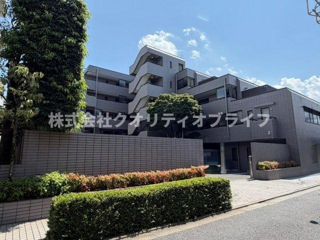 洗練されたタイル貼りの外壁が、圧倒的な存在感と重厚感を醸し出す外観。マンション全体の品格を感じさせる佇まいで、敷地内も広く、住まうことのステータスと安心感を日々実感できる造りです。