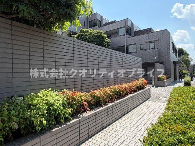 青空に美しく映える、明るく上品な色彩でまとめられた外観デザイン。周囲には高い建物が少なく、陽当りや通風を遮らない贅沢な立地に堂々と佇む、開放感と暮らしやすさを両立したマンションです。