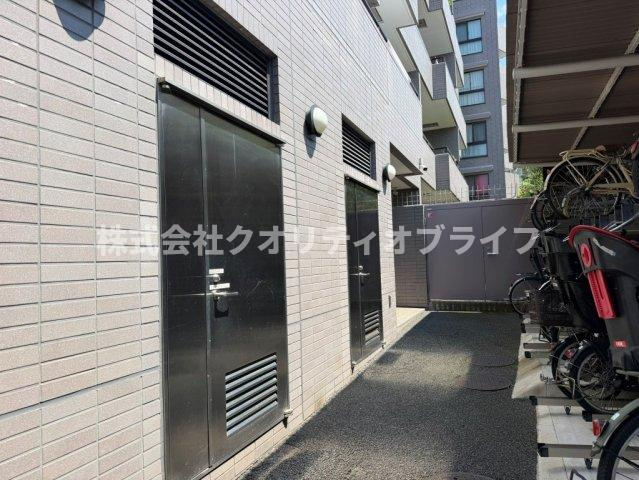 綺麗に清掃され衛生的に維持されている敷地内ゴミ置き場。24時間ゴミ出し可能な物件も多く、時間や曜日を気にせず自分の生活リズムに合わせて処分できるため、お部屋の中をいつでも清潔に保てます。