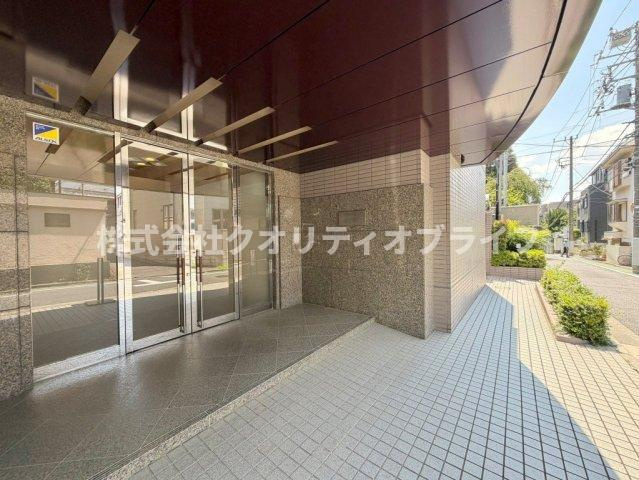 部外者の侵入を防ぎ、一人暮らしの方や小さなお子様のいるご家庭でも24時間ストレスなく安全に過ごせる防犯体制が整っています。