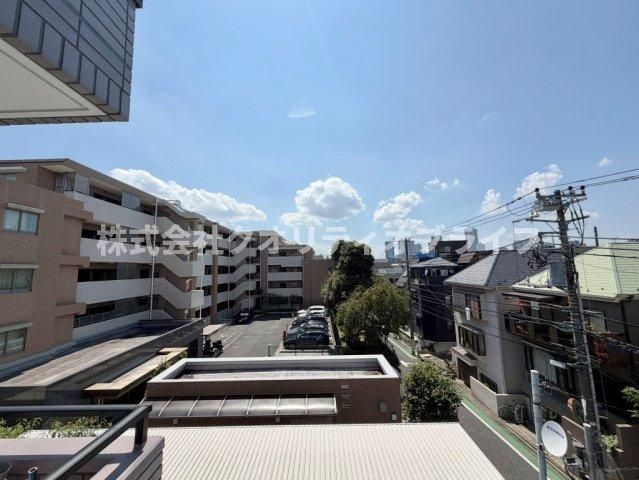 前の建物との距離がしっかり保たれており、光を遮ることなく明るい陽射しを受け止められるバルコニー。外からの視線を適度に遮りながらも、室内の明るさと通風を心地よく確保できる設計です。