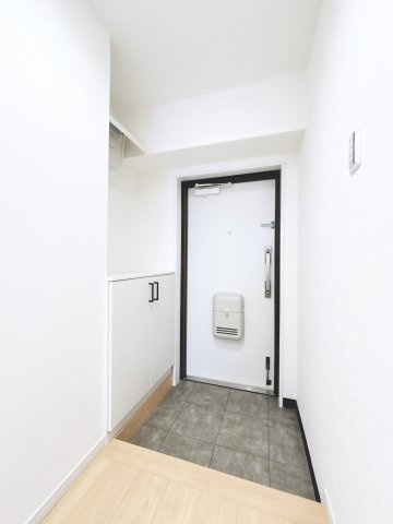 玄関です。収納棚の上には写真などを飾ることもできます◎