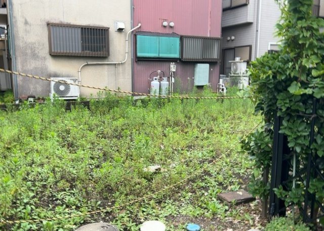現地に行くなら、物件の周囲の地形がどうなっているかを見ることも大切です。周辺より低くなっている土地では、大雨などで水が集まりやすいため、地盤が弱くなっているということも考えられるため、注意が必要です。