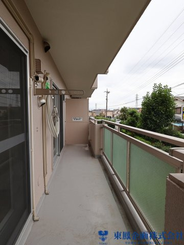 2部屋をつなぐ広いバルコニー