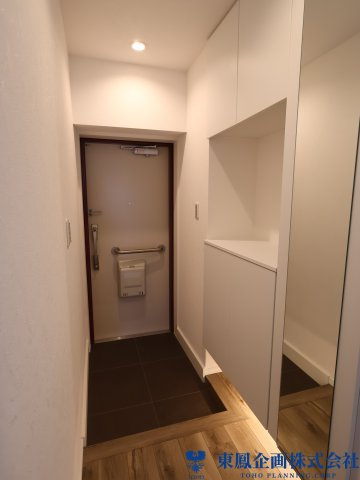 ダウンライトがおしゃれな玄関