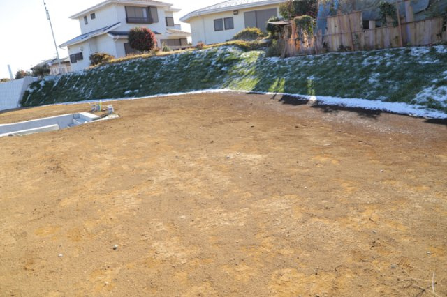 土地の面積＝住宅面積ではありません。建ぺい率の問題などで、土地のある場所によって住宅を建てられる面積は限られています。高さもしかり、「土地」という言葉の中には、建築条件も含まれると考えておきましょう。