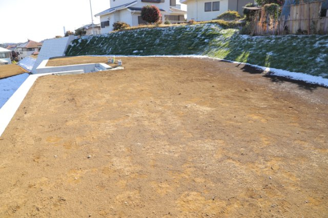 家を建てる場合、方位は要チェックです。現実的に日当たりのよい家ならばリビングは南側、建築基準法でも北側に当たる家への配慮は求められています。土地を見学に行く際は、方位磁針を持って行くようにしましょう。
