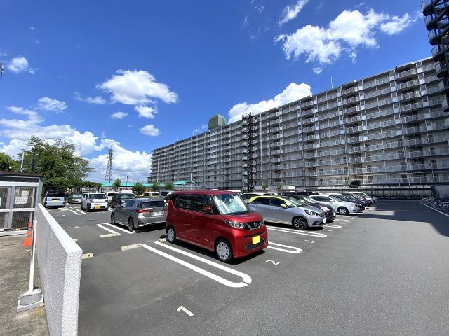 敷地内にある利便性の高い駐車場スペースです。愛車を敷地内に安心して駐車することができ、お買い物後の荷物の出し入れや雨の日のお出かけもスムーズに行える、快適なカーライフをサポートする設備です。