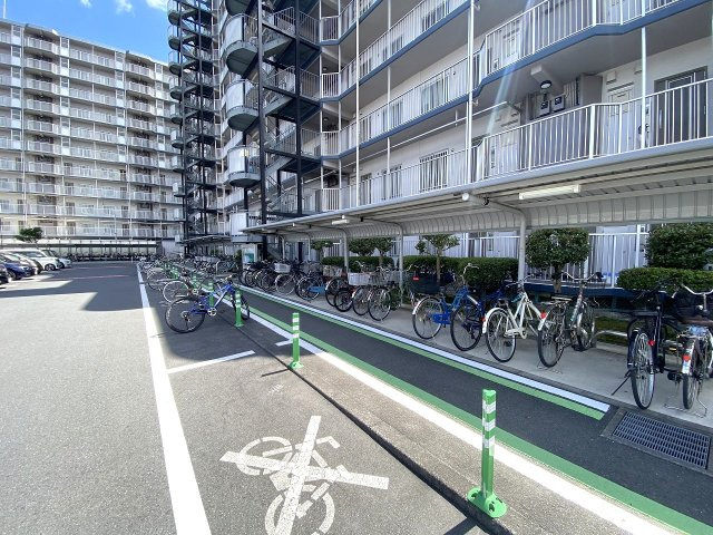 屋根付きで大切な自転車を雨風から守ることができる駐輪場です。整理整頓された共用部となっており、敷地内での移動や日々の通勤・通学、ちょっとしたお買い物へのアクセスもスムーズで大変便利です。