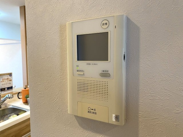 訪問者の顔を室内からしっかり確認できるTVモニター付きインターホンです。防犯面で非常に高い効果を発揮し、お子様のお留守番時や一人暮らしの方でも安心・安全に生活していただける頼もしい設備です。