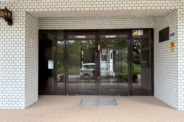 白いタイル貼りのエントランスが、建物全体に明るく清潔感のある印象を与えます。住まう方を心地よく迎える、爽やかな共用空間です。