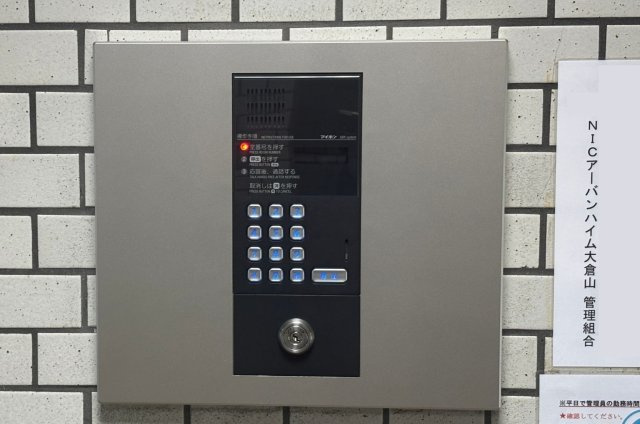 テレビモニター付きインターホンを設置し、訪問者の顔を確認できる便利な設備。安心して暮らせる住環境を支えます。