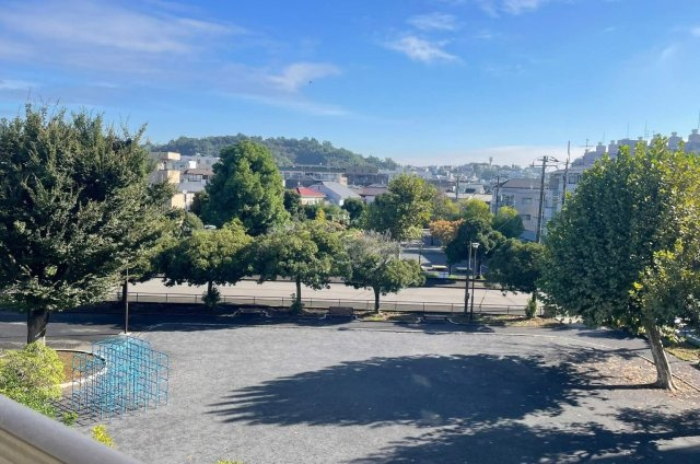 バルコニーからは、目の前に広がる公園の緑を望める眺望。建物に囲まれた景色とは異なり、開放感を感じながら穏やかな時間を過ごせます。