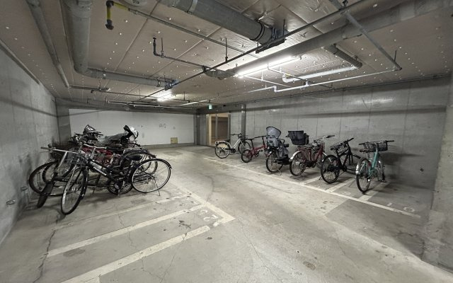 雨や日差しから大切な自転車を守る室内駐輪場。愛車の劣化を防ぎ、雨の日でも快適に出し入れできます。