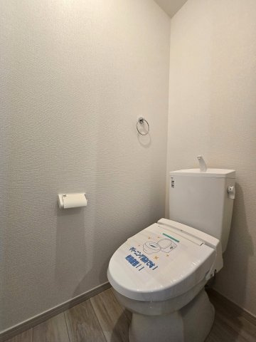 温水洗浄便座を備えた清潔感のあるトイレです。