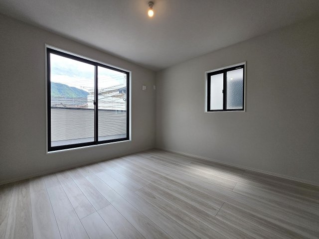 大きな窓を備えた、開放感あふれる主寝室です。