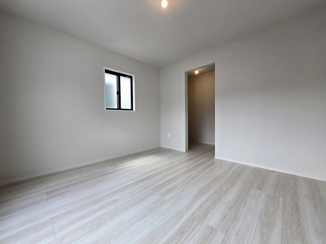 ウォークインクローゼット付きの明るい洋室です。