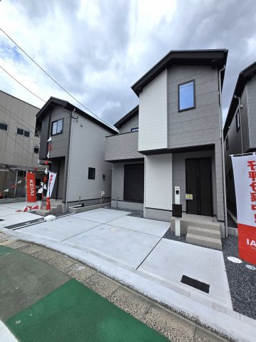 駐車スペースを確保した洗練された新築住宅です。