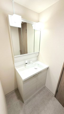 忙しい朝も快適な3面鏡付き独立洗面台。鏡裏の収納でスッキリ整い、身支度がスムーズに楽しくなります。