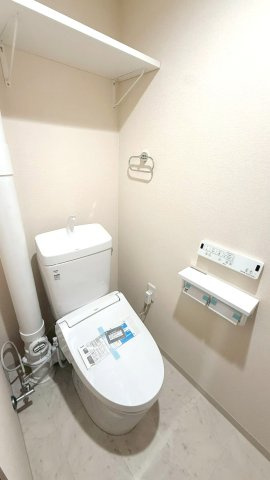 清潔で快適な温水洗浄便座を完備。寒い日も座面が温かく、毎日のトイレタイムをより心地よい空間に変えます