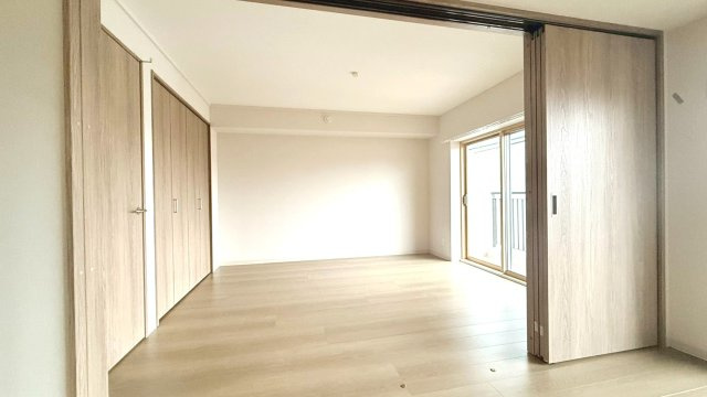 リビングからは引き戸開放で約7帖の洋室、クローゼット収納もついています