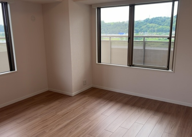 洋室のメリットは重い家具が置きやすく、身の回りが整理しやすいことです。　床がフローリングのため畳とは異なり凹みにくいです。　クローゼットなど収納が豊富で、普段使わない旅行カバンや服の整頓も簡単にです。
