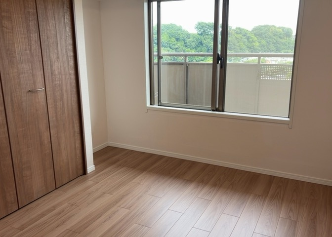 寝室でゆっくりと過ごすためにはベッド周りの適度な空間を担保することや窓の位置、照明の明るさ、寝室の広さなどを考える必要があります。自身や家族の構成とライフスタイルに併せて寝室にする部屋を選びましょう！