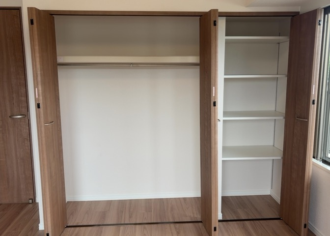デザイン性を重視しすぎて収納が少なかった！なんてことにならないため、事前に現地で収納の数を確認しておくことをお勧めします。クローゼット以外にも床下収納や屋根裏収納、パントリーなどもチェックしましょう。