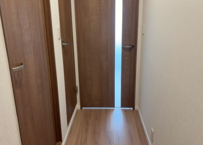 内装はとにかくおしゃれなものがいい！と選ぶ前に、まず住んだ後のことを想像してみましょう。住んでみたらコンセントの位置が悪くて使いにくいなど出てきます。事前にどの家電をどこに置くか想定しておきましょう。