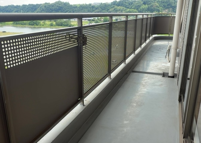 バルコニーは、室外の専用スペースのうち、「屋根がなく開放された空間」であるものを指します。ベランダより広いタイプのものが多く、日当たりもよいため家庭菜園などを楽しみたい人にとって適した環境となります。