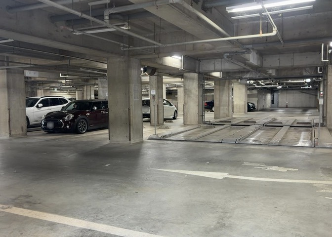 車一台あたりに必要なスペースは、標準サイズの普通自動車で横幅2m50cm、長さ5mは必要になります。ただし、乗降のことも考慮して横幅3m30cm、長さ5m50cmほどは確保できるところを選びましょう。