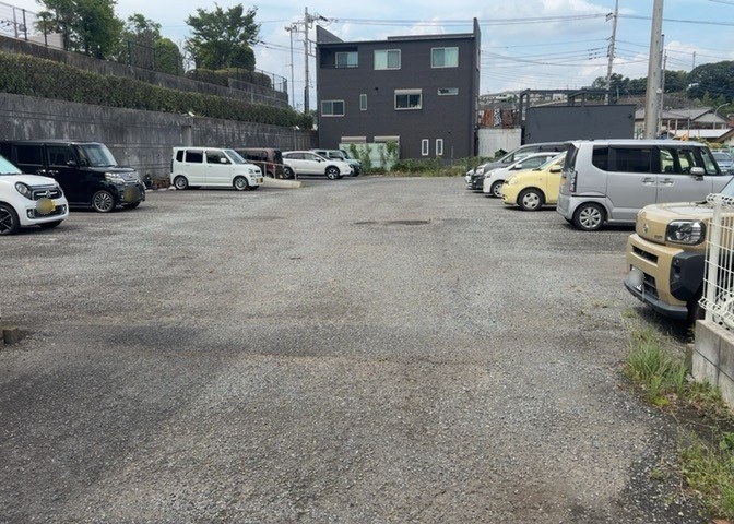 駐車場と明記されていても、最小スペースでつくられた駐車場だと大型車は駐車できなかったり、出入りしにくくなったりする可能性があります。お車のサイズと購入したい物件の駐車場のサイズを現地で確認しましょう。