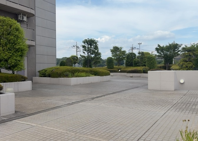 物件によっては、入居者が個人的に使用できる専用庭がついているものもあります。また、住宅の中にある土間の部分を庭と呼ぶこともあります。庭の用途は住む人によって変わり、それによってデザインもさまざまです。