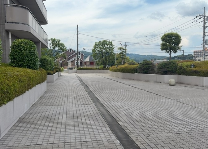 中庭（パティオ）とは、一つの建築物の内部に設けられた、壁などで囲われている庭のことを指します。コの字型、ロの字型が主流ですが、L字型の中庭もあります。最近では、インテリア性の高さからも人気があります。