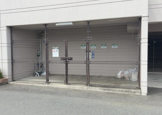 共有部分は、住民なら誰もが使える設備のこと。例えば駐車場やエレベーター、インターネット設備、セキュリティ設備などがあります。他にも、マンションの廊下・外部階段やエントランス・ゴミ置き場などがあります。