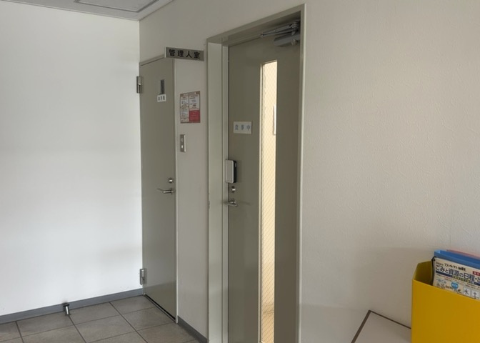 受付はマンションコンシェルジュがいる場合もあれば、管理人が滞在する小部屋を総称して呼ぶことがあります。主にエントランスに設置されていることから、防犯面でも期待ができます。防犯設備がない場合はより安心！