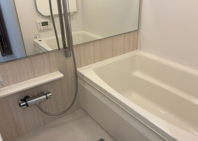 入浴時の快適さも大事なことですが、綺麗な状態を維持できなければ気持ちよく入浴できません。毎日の掃除が楽という点は大事なポイントになります！カビが生えにくく掃除がしやすい、壁や浴槽を選ぶといいでしょう。