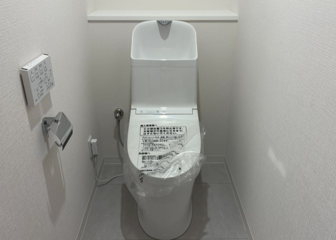 トイレは大きさや形、機能、抗菌性などが異なる多種多彩なタイプが各メーカーから出ています。それぞれに良さがあるため、事前にどういったタイプのトイレがいいのかをご家庭内で決めて、内見に行くといいでしょう。
