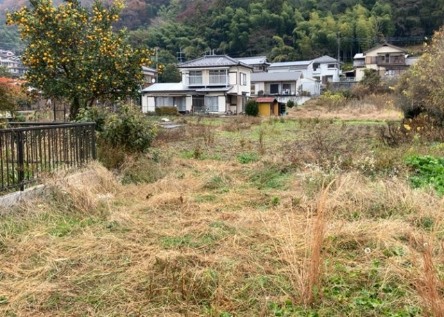 土地購入を検討されている場合、境界杭がない状態で購入してしまうと境界確定測量をする必要があり、費用がかかります。購入の前に、売主、隣土地所有者立ち合いのもと境界を確定し境界杭を設置するのがベストです。