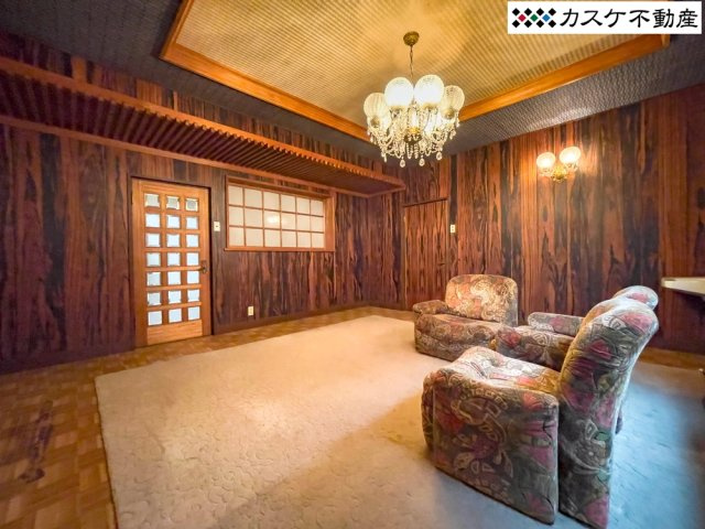 玄関横の11帖の洋室です。応接間としても活用いただけます