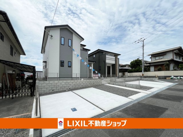 約6.1幅員の前面道路、駐車スペース3台分です。