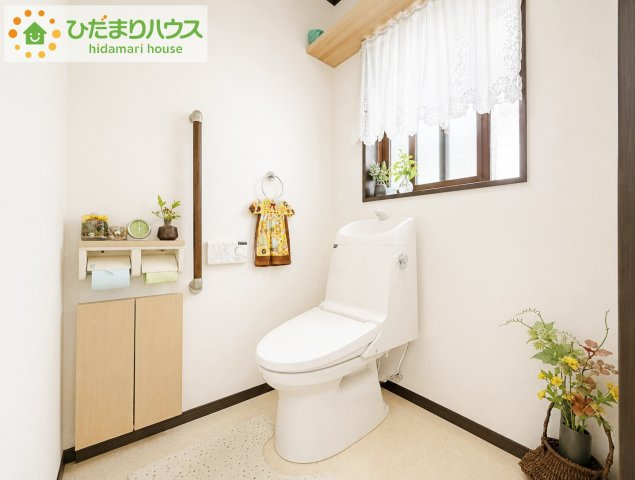 小窓が付いているので、トイレも明るい空間になっております♪