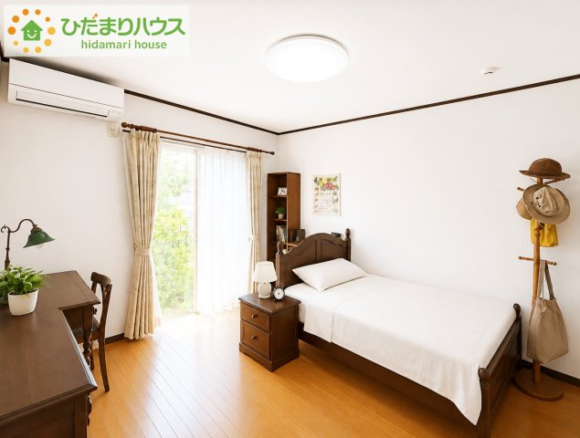 広めの主寝室は、ベッドの他にもパソコンデスクやドレッサーなども置けちゃいます(*^-^*)