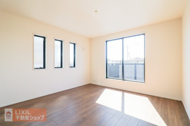 南に面した洋室は陽光ふりそそぐ明るい室内、2面採光で明るい印象の空間で開放感があります。