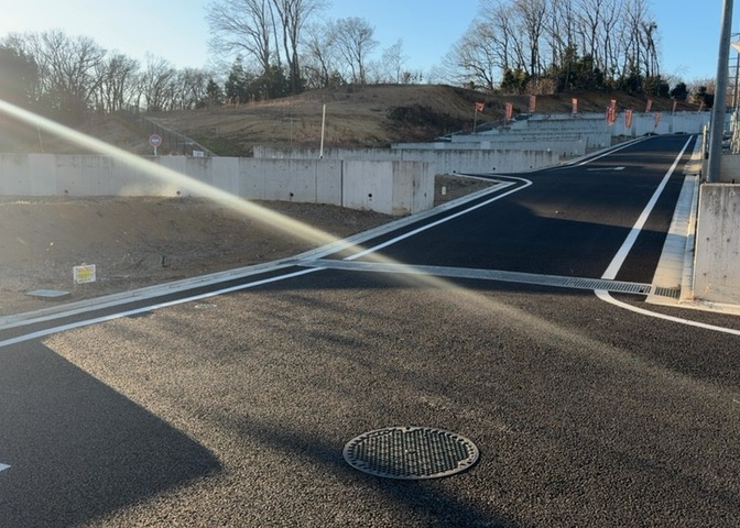 土地の形が極端に長細かったり、狭小地、あるいは道路との高低差がある傾斜地だった場合、後々売ろうとしても買い手がつかない場合もあります。後々、売却することになった時に価値の下がらない土地を選びましょう。