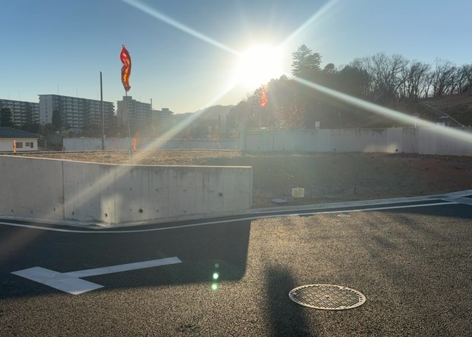 土地の面積＝住宅面積ではありません。建ぺい率の問題などで、土地のある場所によって住宅を建てられる面積は限られています。高さもしかり、「土地」という言葉の中には、建築条件も含まれると考えておきましょう。