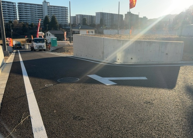 家を建てる場合、方位は要チェックです。現実的に日当たりのよい家ならばリビングは南側、建築基準法でも北側に当たる家への配慮は求められています。土地を見学に行く際は、方位磁針を持って行くようにしましょう。